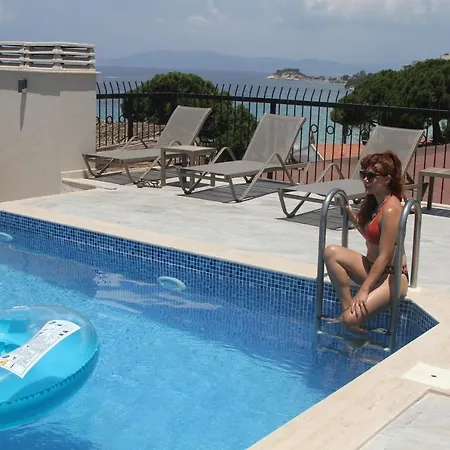 罗西套房酒店 3*