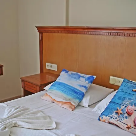 罗西套房酒店 3*